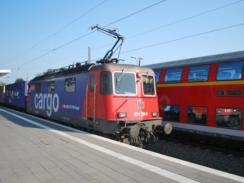 Re 421 384-9 mit ihrer alltglichen Leistung auf der KBS 380. Hier am Morgen des 18.4.09 in Nienburg (Weser) Richtung Hannover.