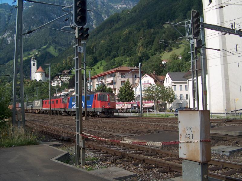 Re 421 389-3 mit einer Re 6/6 am 14.7.04 in Flelen.