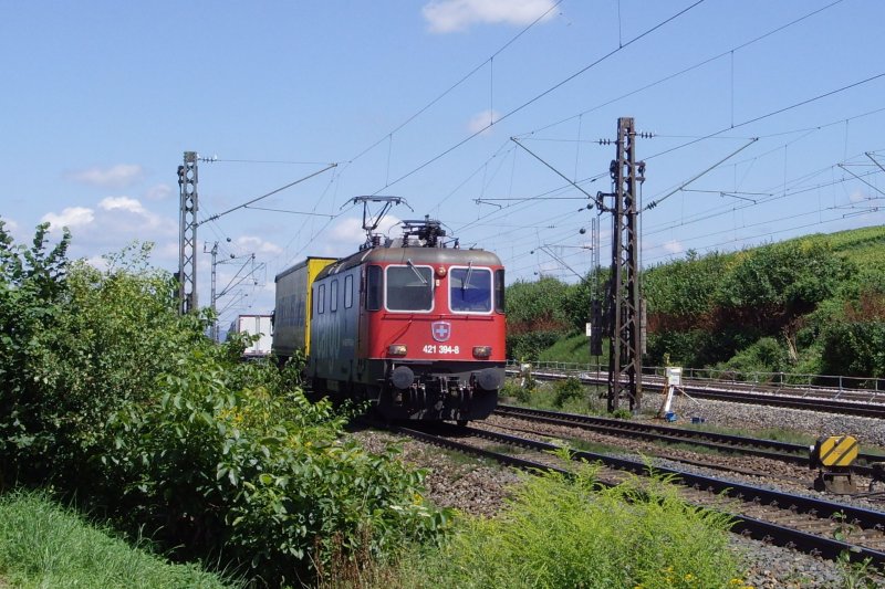 Re 421 394-8 zieht ihre RoLa ber die KBS 702 Richtung Schweiz. 30.07.07