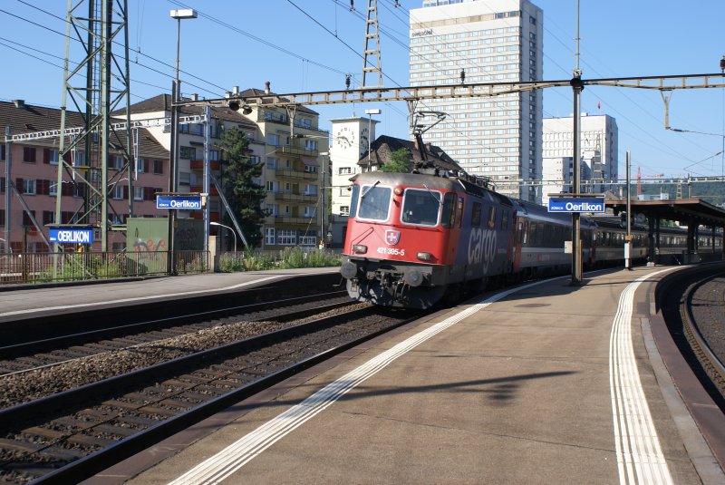 Re 421 395-5 durchfhrt mit dem EC 193 Zrich - Mnchen am 29.6.08 den Bahnhof Oerlikon.