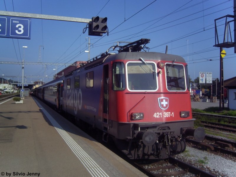 Re 421 397-1 am 28.7.08 mit EC 191 nach Mnchen Hbf beim Grenzbahnhof St. Margrethen.