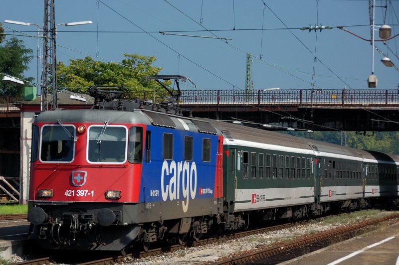 Re 421 397-1 zieht einen stilreinen SBB-Eurocity in den Bahnhof von Lindau. Ein willkommenes Motiv fr die Fotografen-Meute. (30.08.2008).