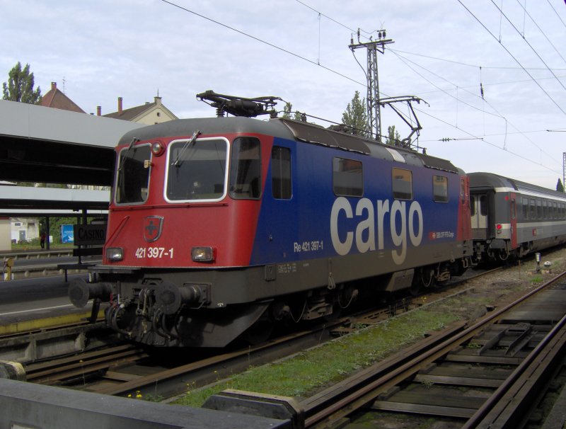 Re 421 mit einem Ec von Zrich nach Mnchen ist gerade in Lindau HBf eingefahren. 22.10.06 Lindau