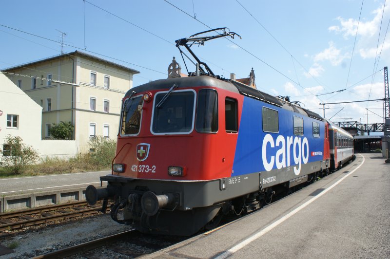 Re 421373-2 hat am 18.04.2009 den IC Mnchen - Zrich in Lindau bernommen und verlsst soeben den Bahnhof Lindau.