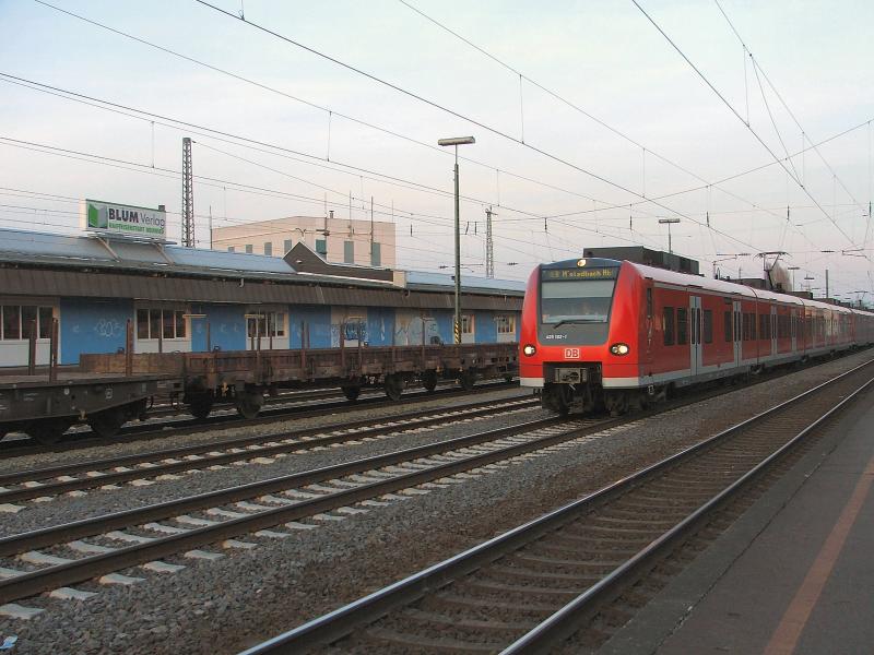 RE 425 102-1 auf dem Weg nach M`Gladbach aufgenommen am Bf. Neuwied am 13.03.05