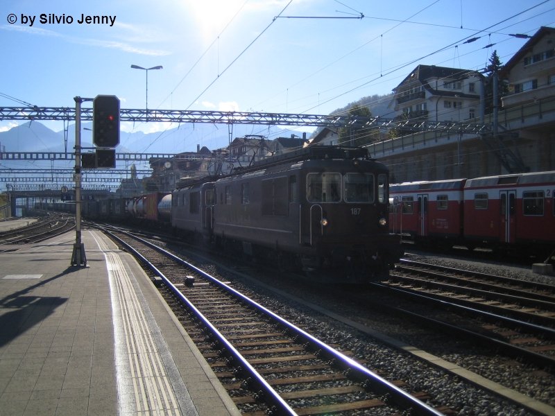 Re 425 187 ''Mund'' und 177 ''Zweisimmen'' mit einem Container Zug in Spiez.