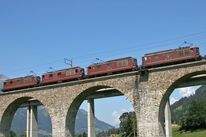 Re 425 im 4er-Pack auf dem Kanderviadukt, mit Gterzug zurck aus dem Sden. (Aug.2006)