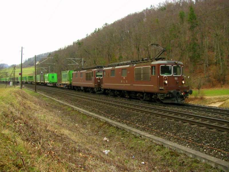 Re 425-Doppel vor Hangartnerzug am 14.03.2009 zwischen Gelterkinden und Tecknau.