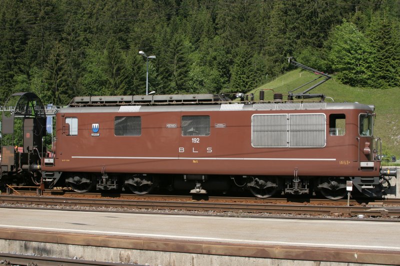 Re 425  Spiez  mit Autozug im Bahnhof Kandersteg  (5.Juni 2007)