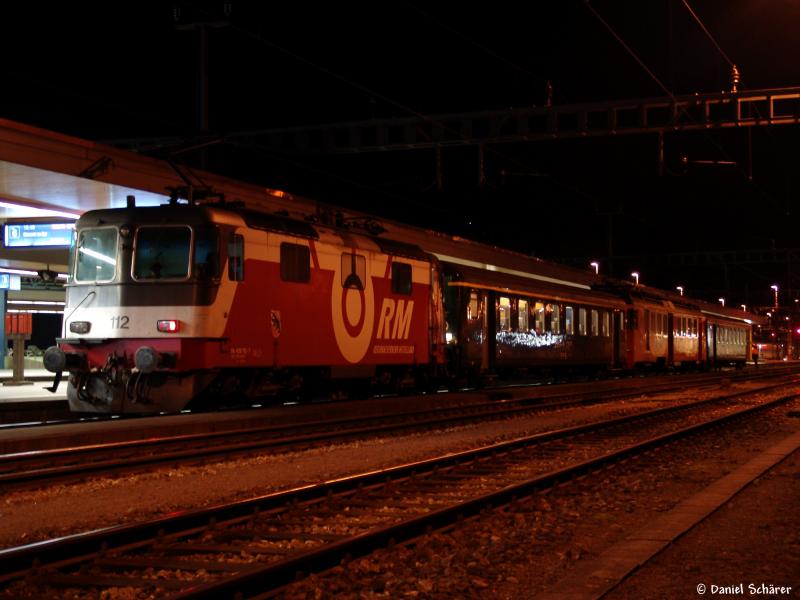 Re 436 112 mit einem EWII der Mikado, ABDe 4/4 8 und ein weiterer EWII, am 22.11.05 in Arth-Goldau