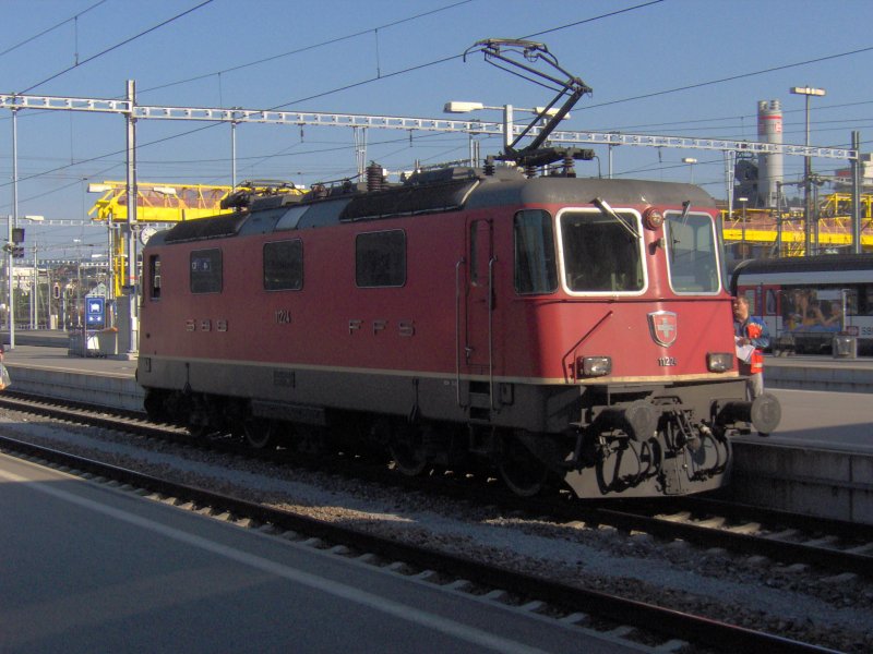 Re 4/4   11224 in Zrich HB im Juni 2006