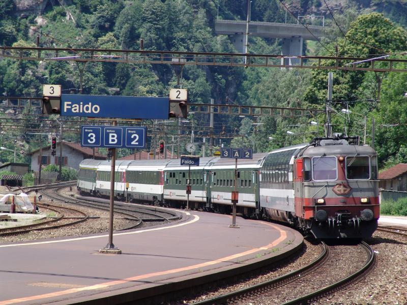 Re 4/4 11108 mit dem  Swiss Express  Look durchfhrt am 26.6.05 den Bahnhof Faido