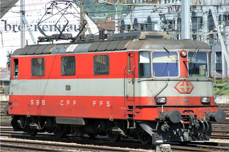 Re 4/4 11108  Swiss Express  beim Rangieren im HB Zrich  (Sept. 2006)