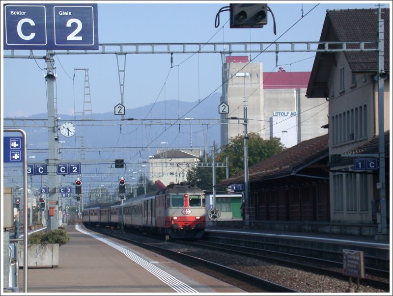 Re 4/4 11108 im Swiss Express Look fhrt mit Rheintalexpress aus Chur in St.Margrethen Gleis 1 ein. (24.09.2007)
