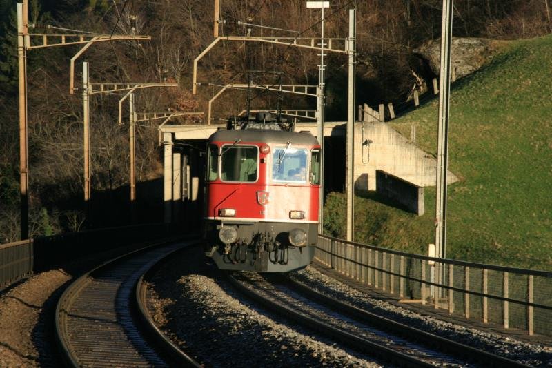 Re 4/4 11111 hat den Bristen-Tunnel II verlassen und berquert die Intschireuss-Brcke; 08.12.2008