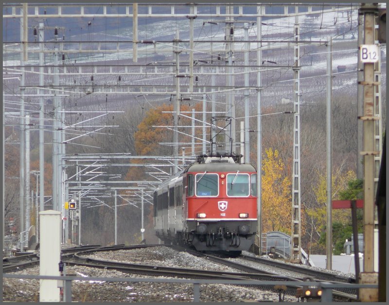 Re 4/4 11122 mit Rheintal Express nhert sich der Station Landquart. Im Hintergrund die Rebberge der Bndner Herrschaft
zwischen Jenins und Maienfeld. (12.11.2007)