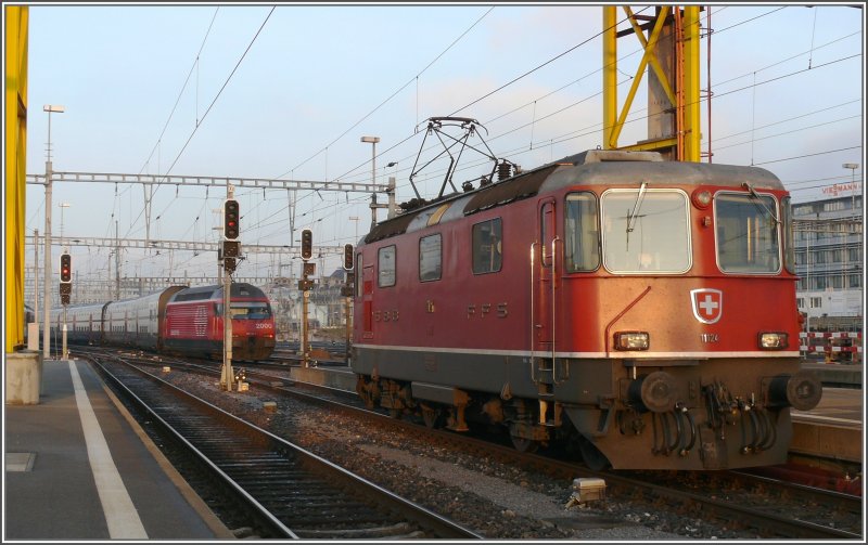 Re 4/4 11124 fhrt nach der Vorbeifahrt des IC 2000 ins Depot. (15.01.2008)