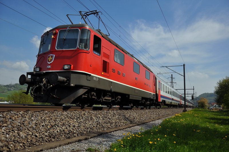 Re 4/4 11126 an der Spitze eines InterRegio nach Basel. Hinter der sauberen Lok ist ein belgischer Wagen angehngt. 20.4.2009