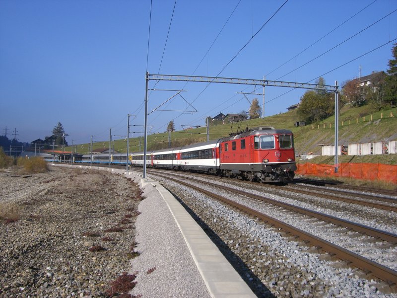 Re 4/4 11130 mit einem CIS bei der Durchfahrt durch Heustrich-Emdthal. (03.11.2007)