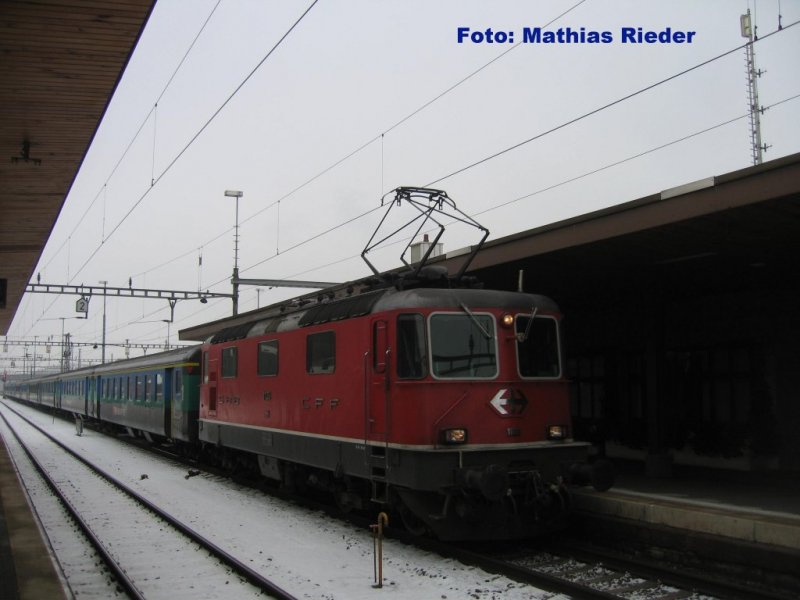Re 4/4 11133 zieht den  Ersatzzug  von Schaffhausen nach Zrich am 10.01.09 in Blach ein.
