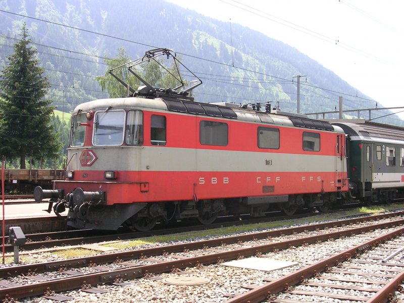 Re 4/4 11141 legt am 07.08.2004 in Airolo einen kurzen Halt ein, bevor sie ihren IC weiter Richtung Chiasso zieht