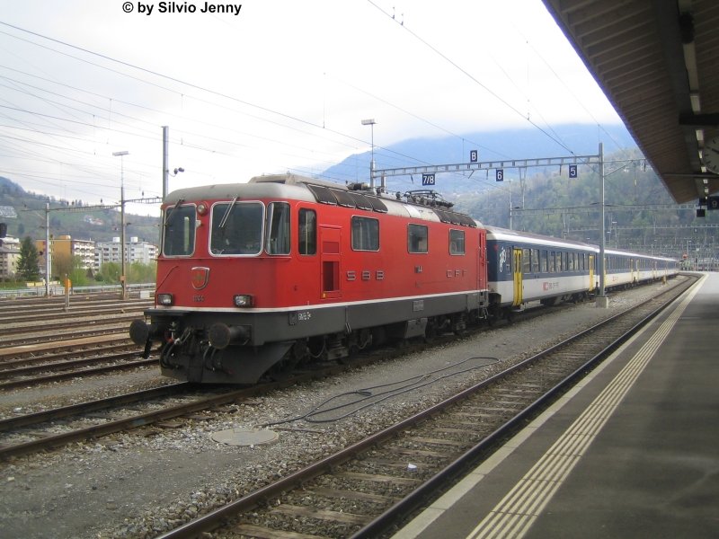 Re 4/4'' 11144 mit einem Simplon-Regio in Brig abgestellt am 23.4.08