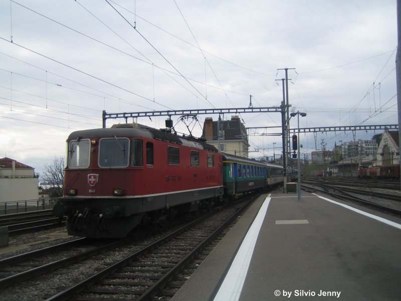 Re 4/4'' 11146 fhrt am 23.4.08 mit einem RE in Lausanne ein.