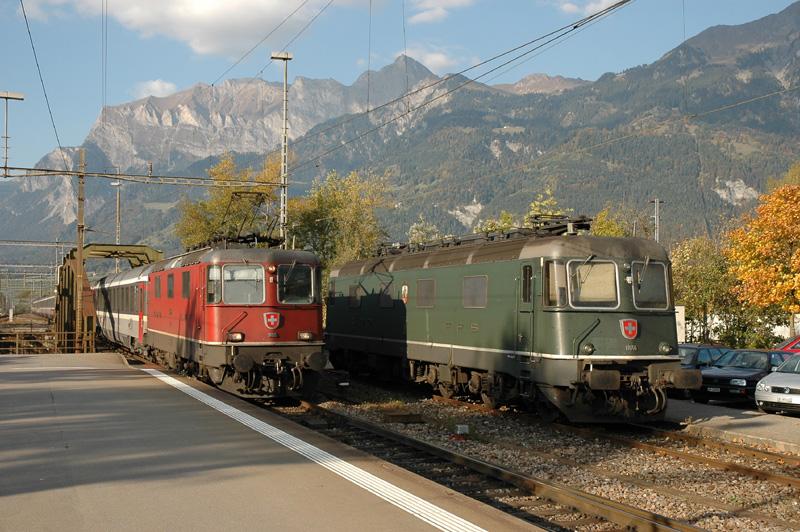 Re 4/4'' 11155 mit EC begegnet Re 6/6 11646 in Landquart. 11.10.05