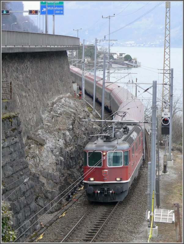 Re 4/4 11157 mit EC 161  Vorarlberg  quetscht sich unterhalb der N3 dem See entlang in den einspurigen Stutztunnel. (10.02.2008)