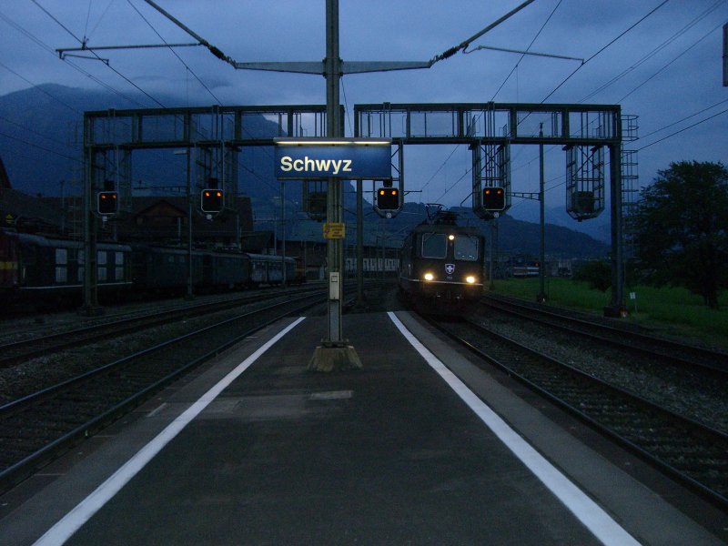 Re 4/4 11158 mit einem Reisezug am Abend des 08.09.2007 in Schwyz.