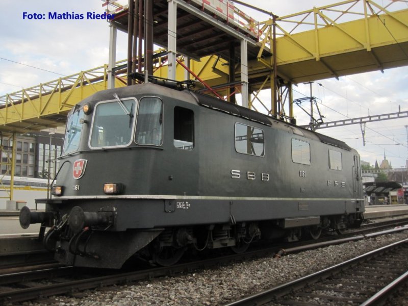 Re 4/4 11161 als Zugschluss verlsst sie den HB Zrich und wartet im Depot auf den nchsten Zug am 13.07.09 in Zrich HB