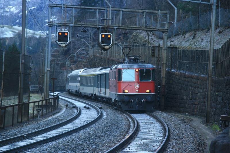 Re 4/4 11164 auf der Gotthard Nordrampe bei Intschi; 08.12.2008