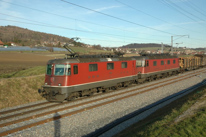 Re 4/4 11174 und Re 6/6 11643 Laufen am 9.2.07 in Buchs.