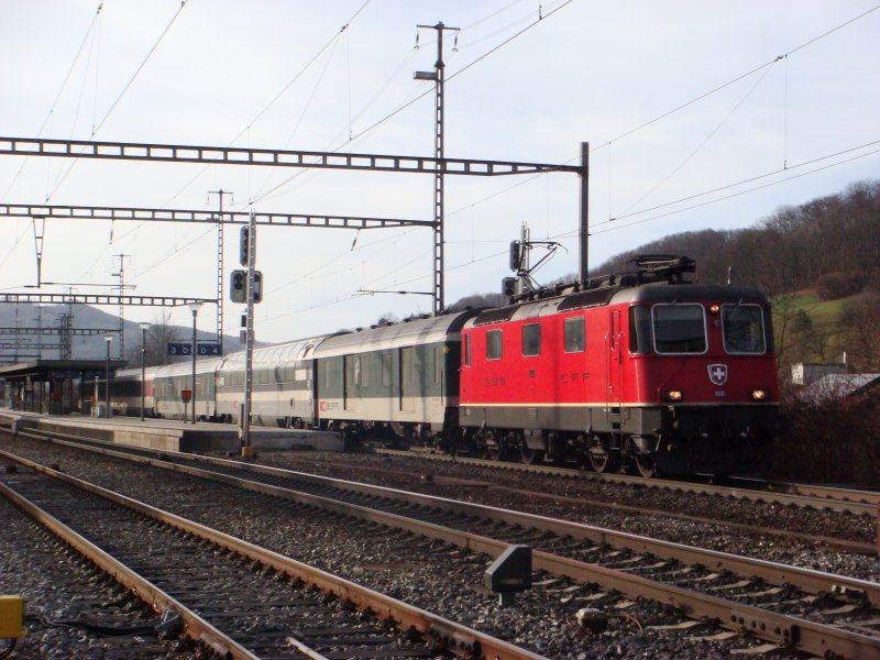 Re 4/4 11181 mit IR Basel-Locarno bei Gelterkinden am 08.01.2008