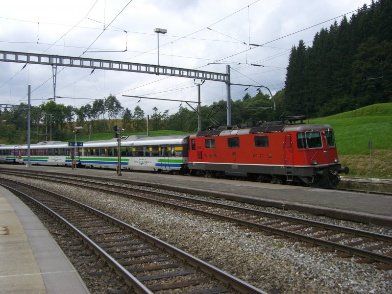 Re 4/4 11191 mit dem Voralpen-Express in Bieberbrugg am 09.09.2007.