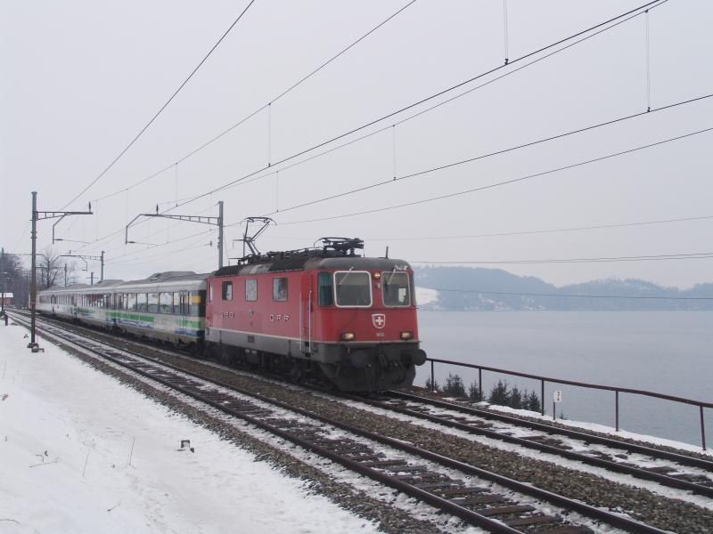 Re 4/4 11192 mit einem Voralpenexpress am 22.2.05 auf dem Streckenabschnitt Immensee - Arth-Goldau. Im Hintergrund ist der Zugersee zu sehen