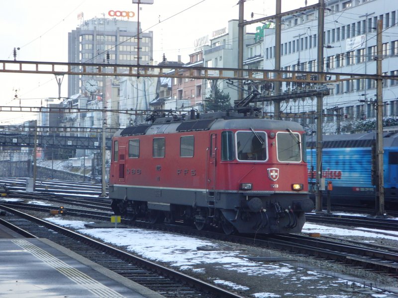 Re 4/4  11203 fhrt nachdem sie ihren Zug in Basel SBB abgestellt hatte in die Abstellgruppe. 14.02.09