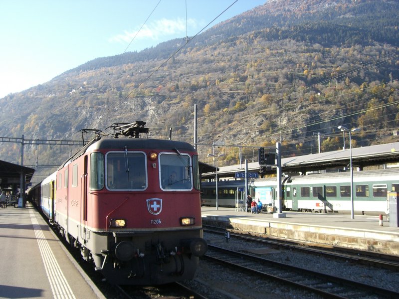 Re 4/4 11205 mit einer CIS-Garnitur im Bahnhof von Brig am 02.11.2007
