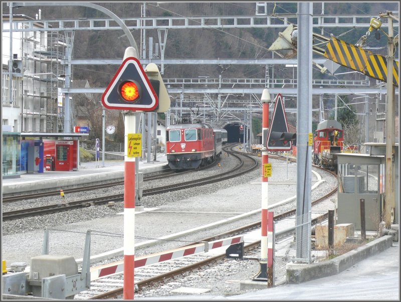 Re 4/4 11210 mit IR 775 auf dem Weg nach Chur. Nach den 160km/h im Kerenzerbergtunnel ist die Durchfahrgeschwindigkeit durch die kurvige Station Mhlehorn doch sehr gedrosselt. (10.02.2008)