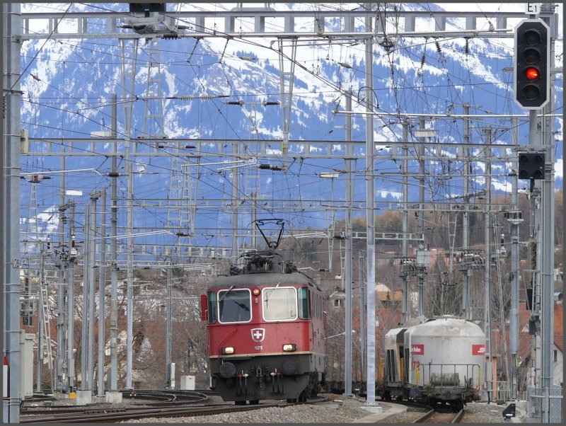 Re 4/4 11211 rangiert in Chur, daneben die Geleise der Arosabahn. (22.11.2007)