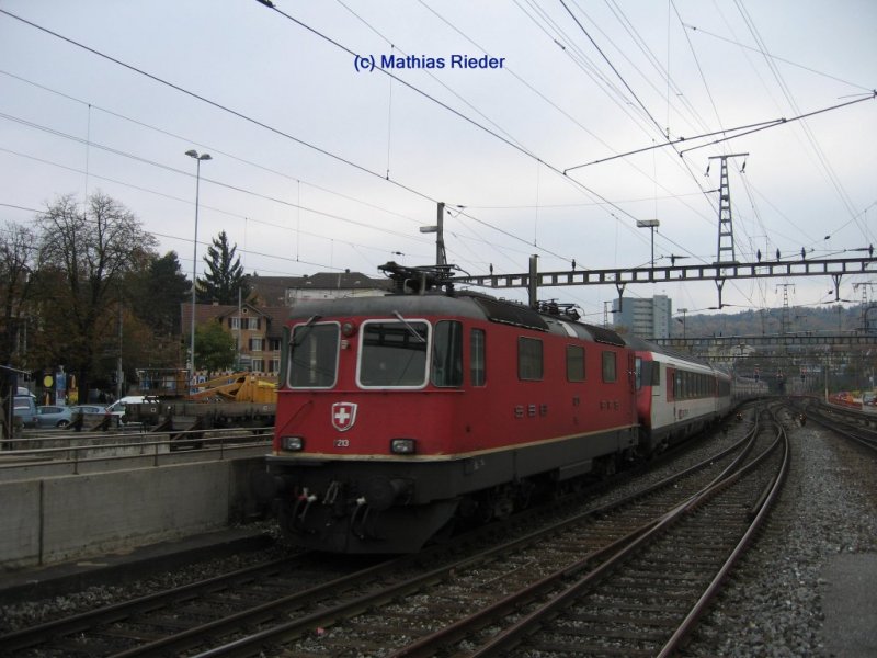 Re 4/4 11213 macht den Zugschluss am IR aus St. Gallen ebenfalls am 16.10.07 in Zrich Oerlikon