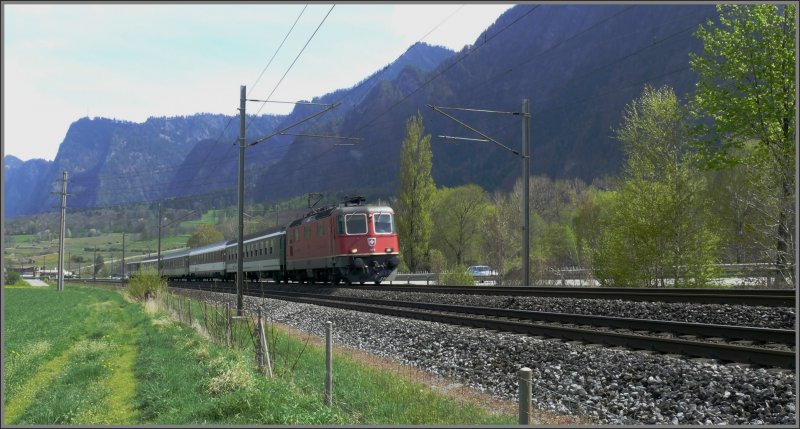 Re 4/4 11215 mit Rheintal Express auf der Fahrt nach Chur bei Untervaz-Trimmis.( 26.04.2008)