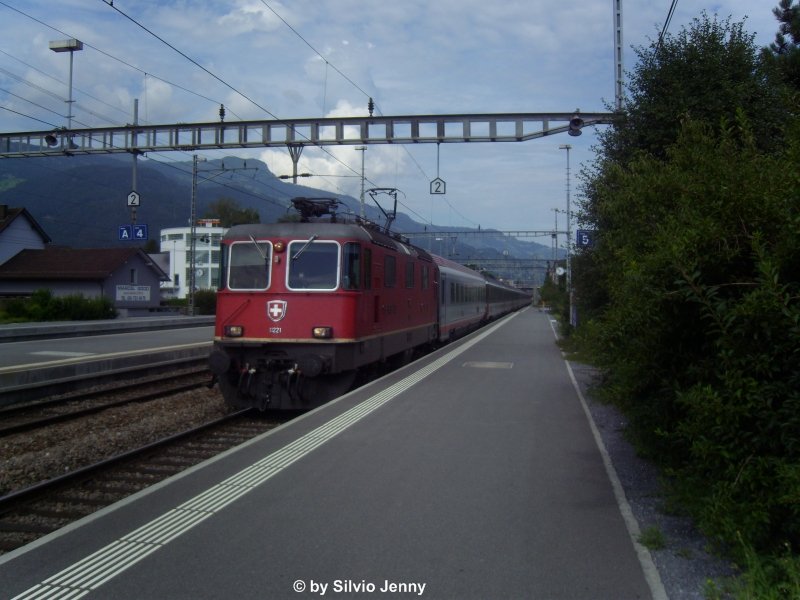 Re 4/4'' 11221 mit EC 163 ''Transalpin'' am 28.7.08 in Sargans