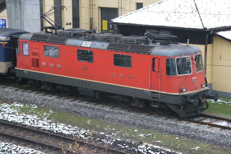 Re 4/4 11221 steht in Biel; 14.12.2008