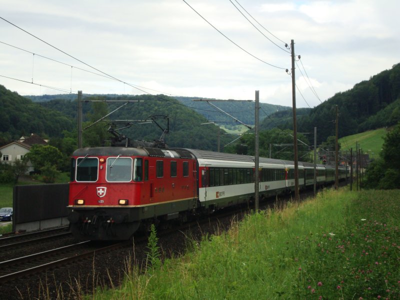 Re 4/4 11225 mit IR nach Basel SBB am 08.07.2008 bei Tecknau.