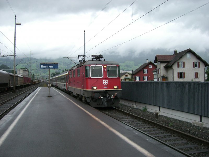 Re 4/4 11227 mit einem Reisezug in Brunnen. (16.08.2007)