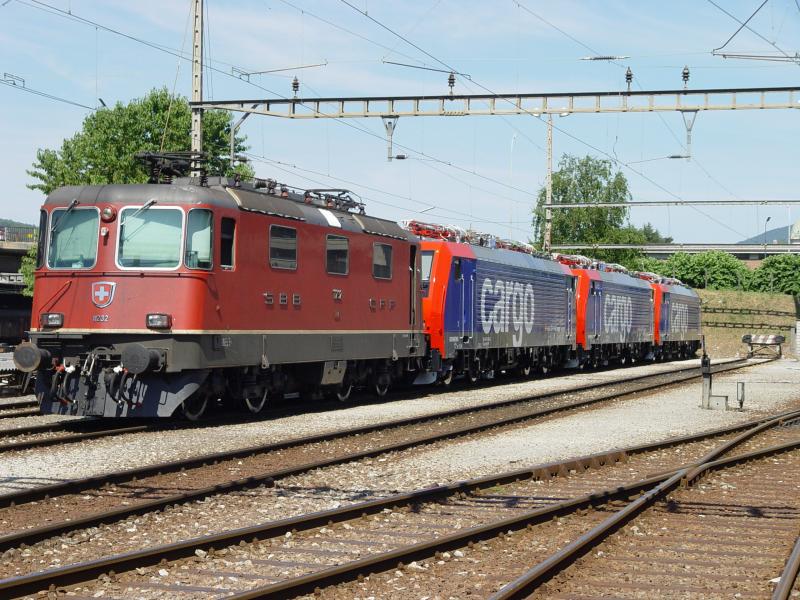 Re 4/4 11232, Re 474 16-3, Re 474 015-5 und Re 474 013-0 am 5.6.05 in Chiasso