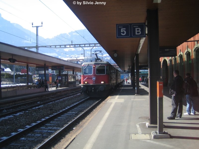 Re 4/4'' 11239 ''Porrentruy'' und Re 6/6 11632 ''Dniken'' am 8.3.08 in Arth-Goldau. Htte ich gewusst dass die Wildsau (einzige Re 4/4'' mit Wappen, auf dem Wappen von Porrentruy befindet sich eine Wildsau) diesen Zug bespannt, so htte ich das Perron gewechselt. Bleibt mir nur abzuwarten bis mir die Re 4/4'' 11239 ein wieteres mal, hoffentlich ein bisschen besser, vor die Linse fhrt.