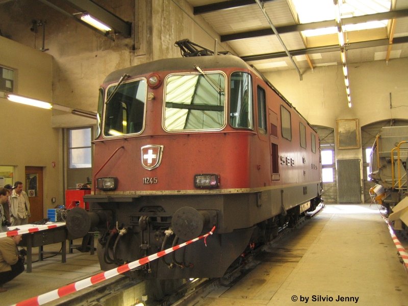 Re 4/4'' 11245 in der Lokremise in Erstfeld, whrend des grossen Jubilumsfestes der Gotthardbahn.