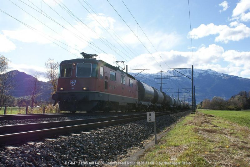 Re 4/4  11285 mit dem 64830 Zizers BCU - Buchs SG wartet beim Spurwechsel Neugrt auf die Kreuzung mit dem RheintalExpress.
05.11.08